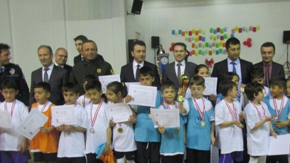 Atatürk İlkokulu Çok Amaçlı Spor Salonunda Geleneksel Çocuk Oyunları Müsabakası Düzenlendi